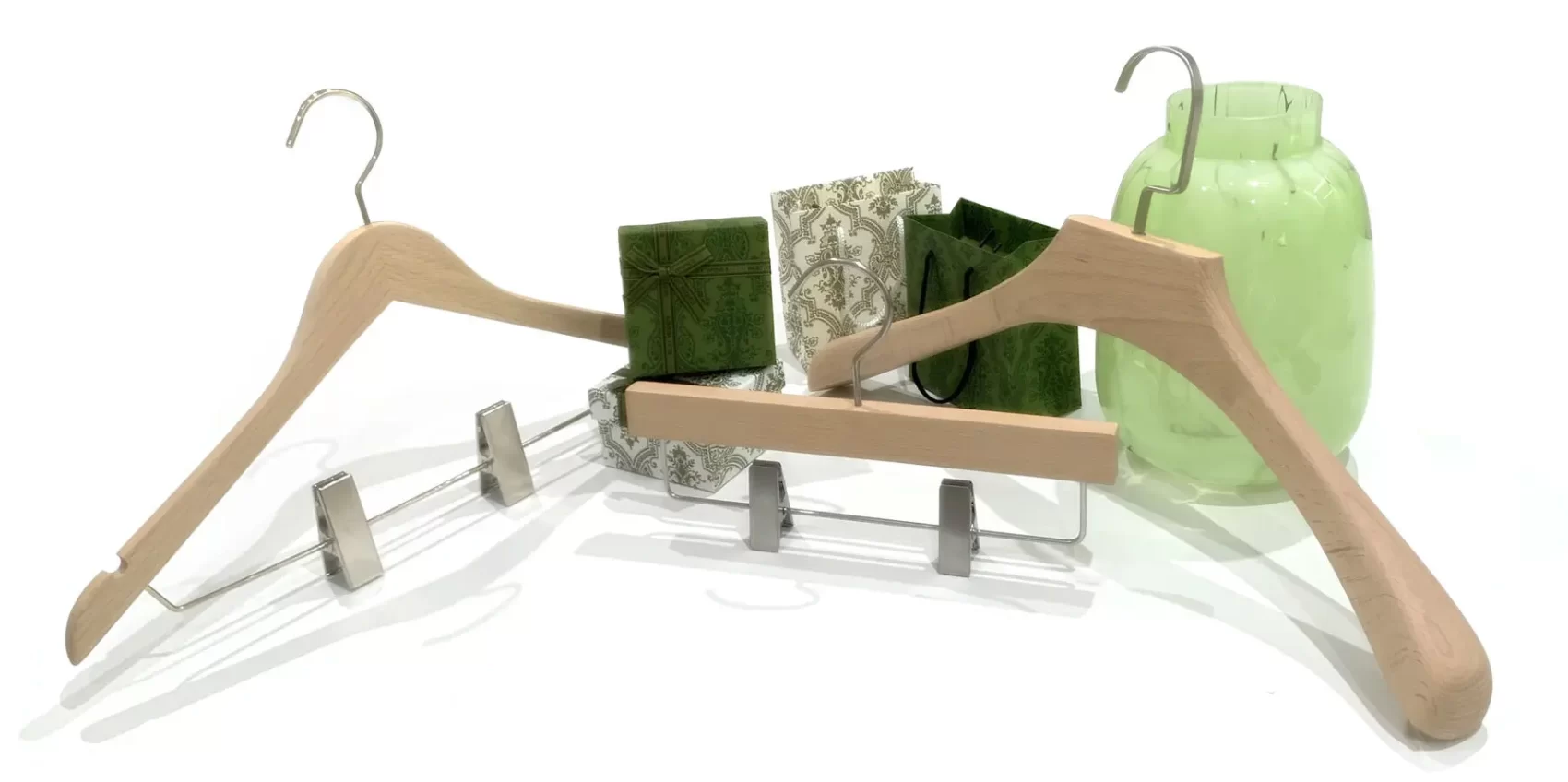 show the wooden hanger set